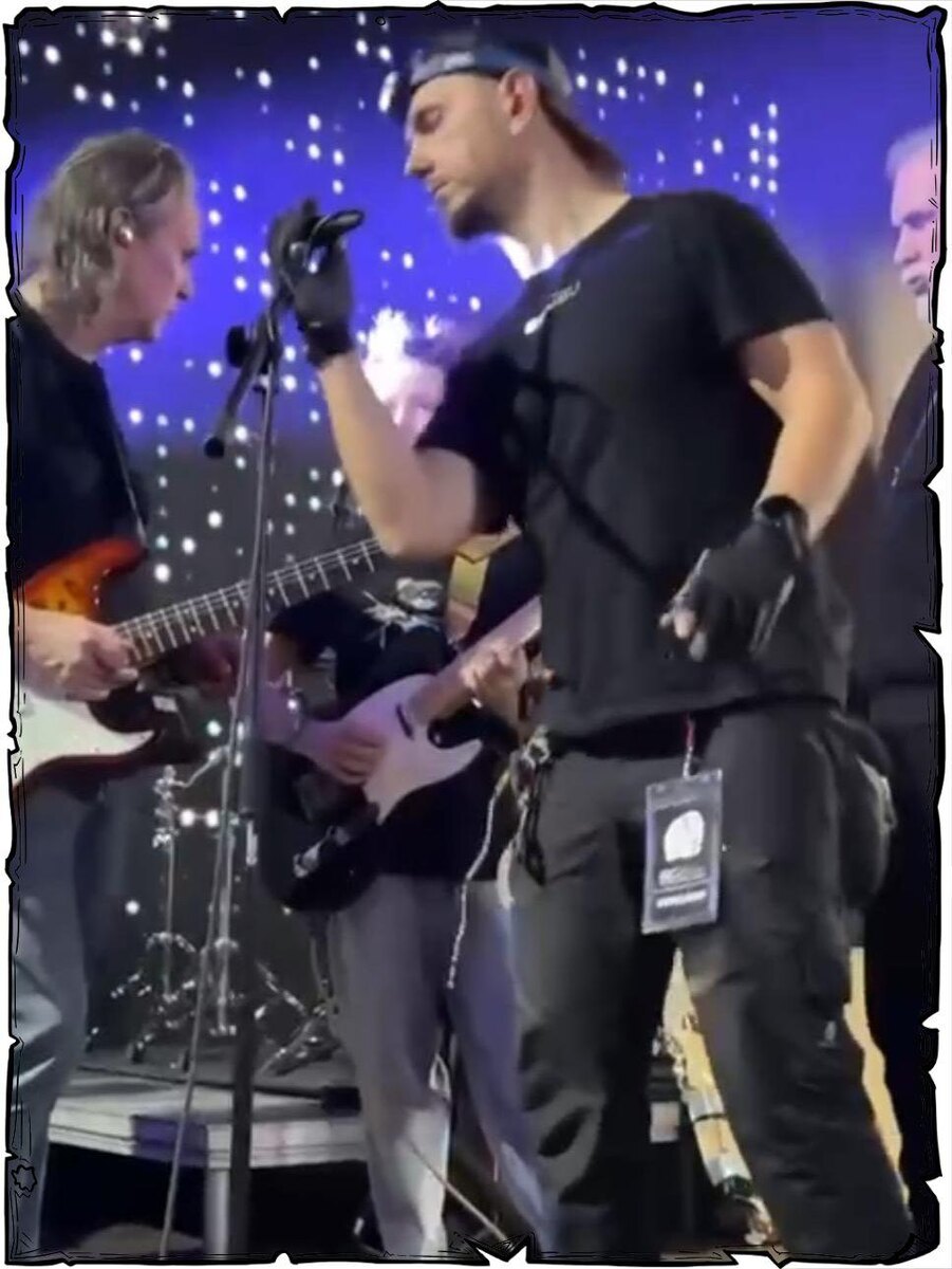 На втором плане с гитарой Лука