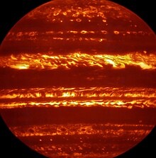 Изображение Юпитера в инфракрасном диапазоне в ложных цветах созданное путём выбора и объединения лучших изображений, полученных в результате множества коротких экспозиций на длине волны 5 микрометров с помощью инструмента VISIR на телескопе VLT (26 июня 2016 года)[9]