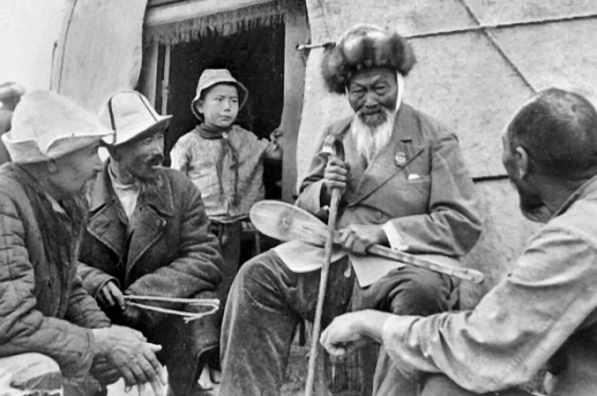    Поддержал и воодушевил защитников города народный поэт Казахстана Джамбул Джабаев.