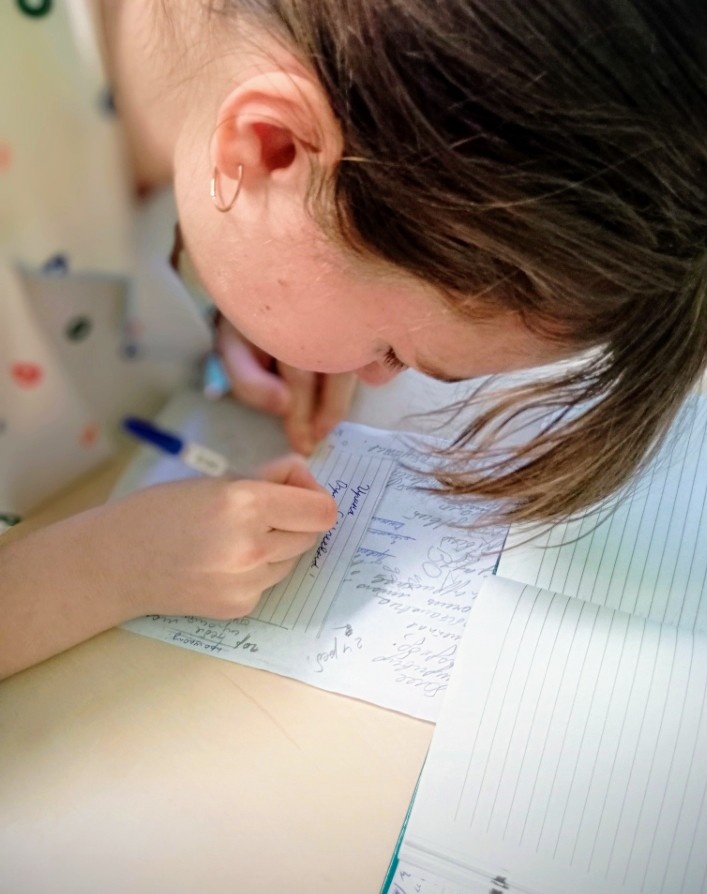 Моя дочка подписывает открытку для врача.