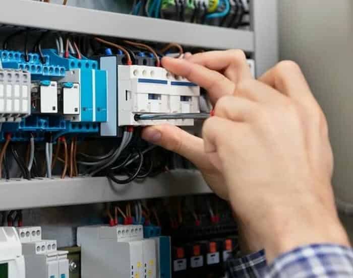 Преимущества вызова профессионального электрика, а не частного мастера