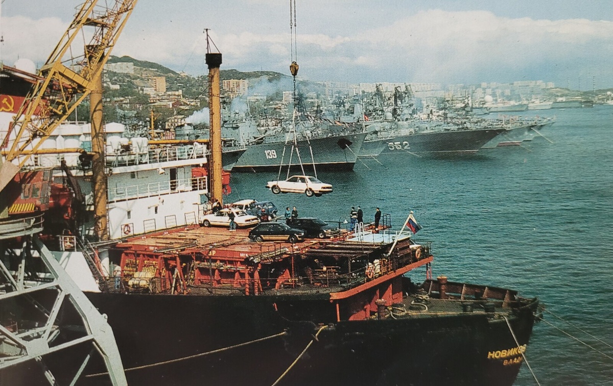 Разгрузка японских автомобилей. Порт Владивостока, 1995
Предоставлено Антоном Поповым