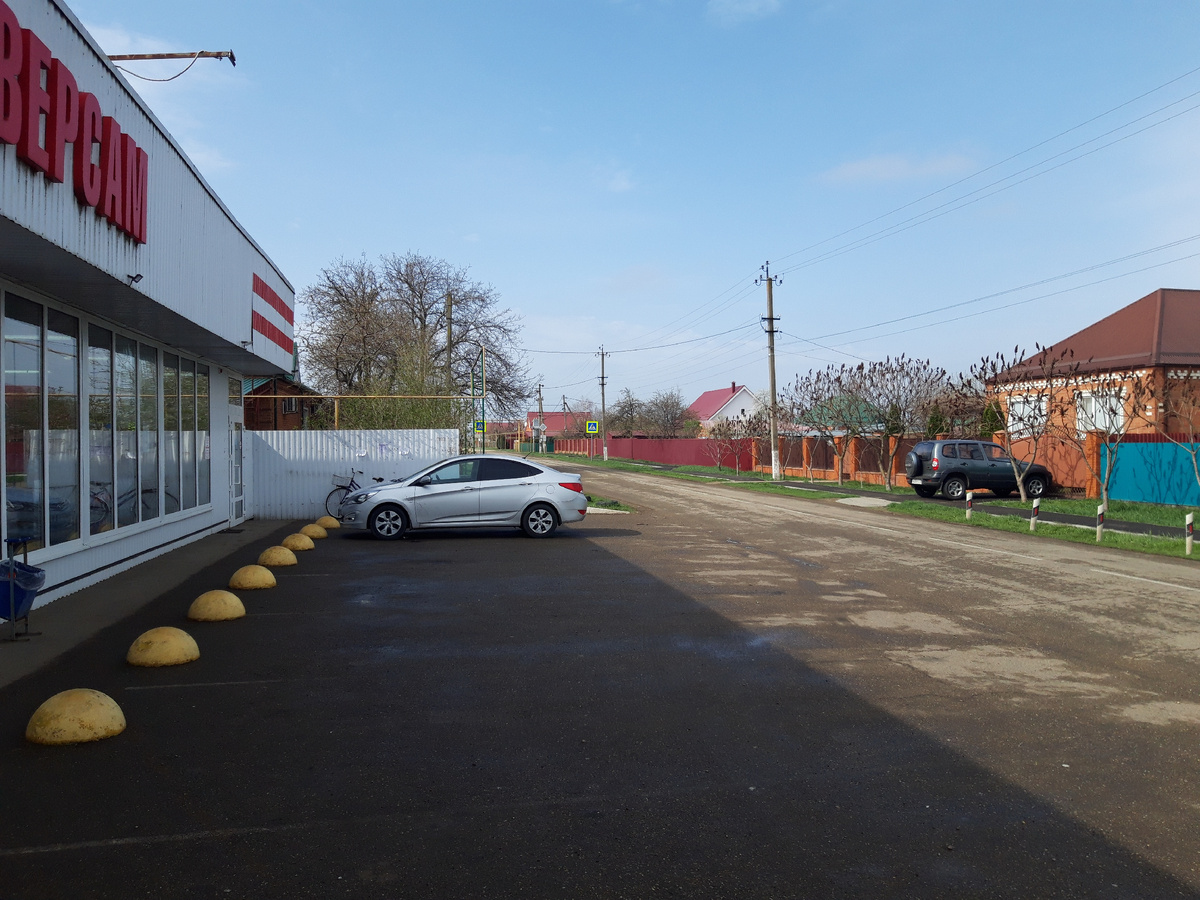 Фото автора. Март 2025. Станица. Парковка у магазина.