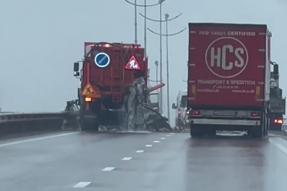    В ДТП с пассажирским микроавтобусом под Мариуполем погибли пять человек, шесть получили травмы. Фото: Кадр видеосъемки t.me/intouchmrpl