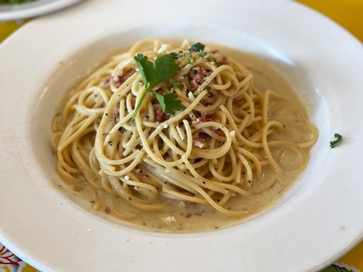    Спагетти карбонараCC BY 4.0 / Missvain / Spaghetti carbonara at Mamma Tanino's, Sonoma, California (cropped)