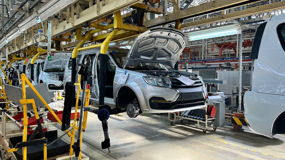 Линия серийного производства Lada e-Largus осенью 2024 года.📷Фото: Евгений Щепелев