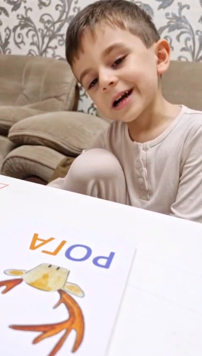 Короткие слова читает без ошибок. 