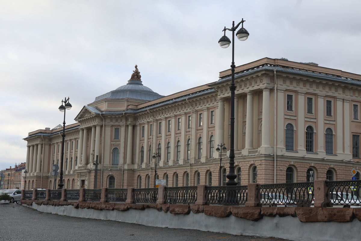 Двор Академии художеств в Санкт-Петербурге