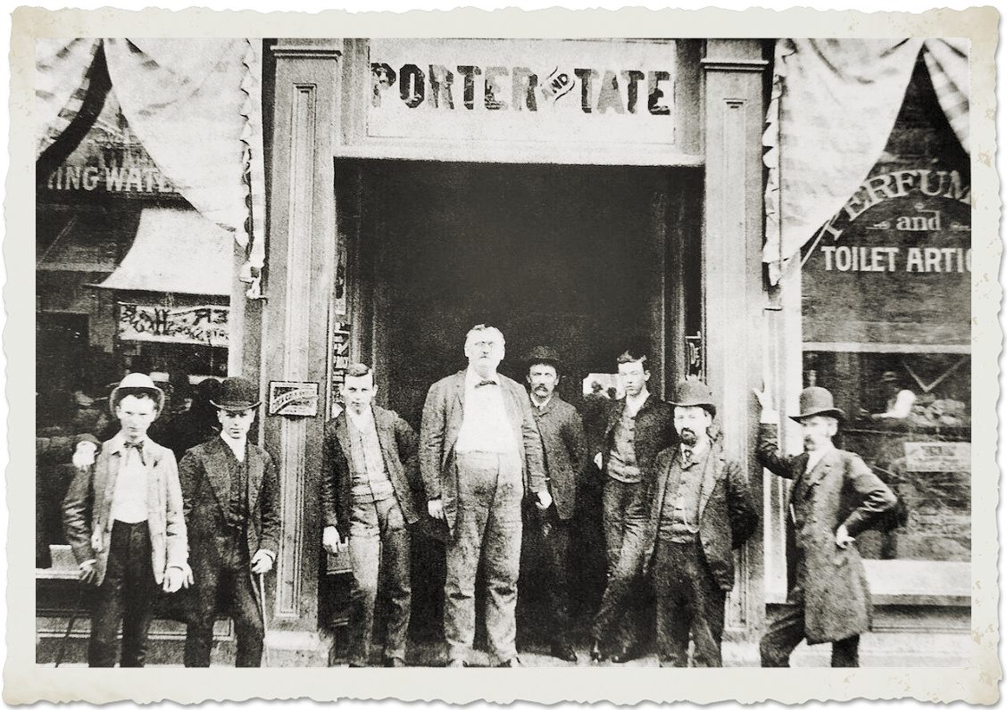 Портеры были уважаемой семьей. В центре стоит его дядя Уильяма - Кларк Портер.