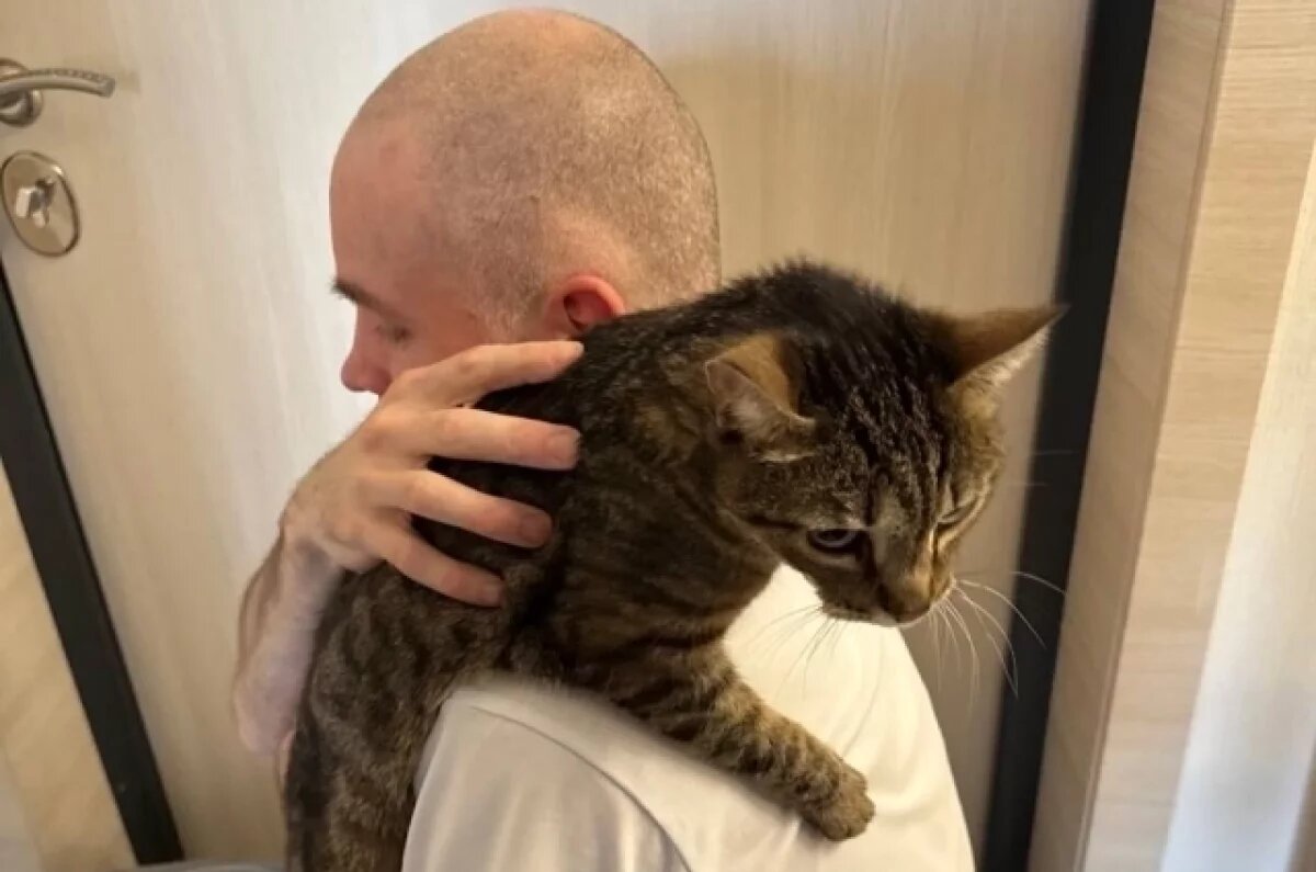    Иван Namer (Иван Лебедев) с домашним котом.