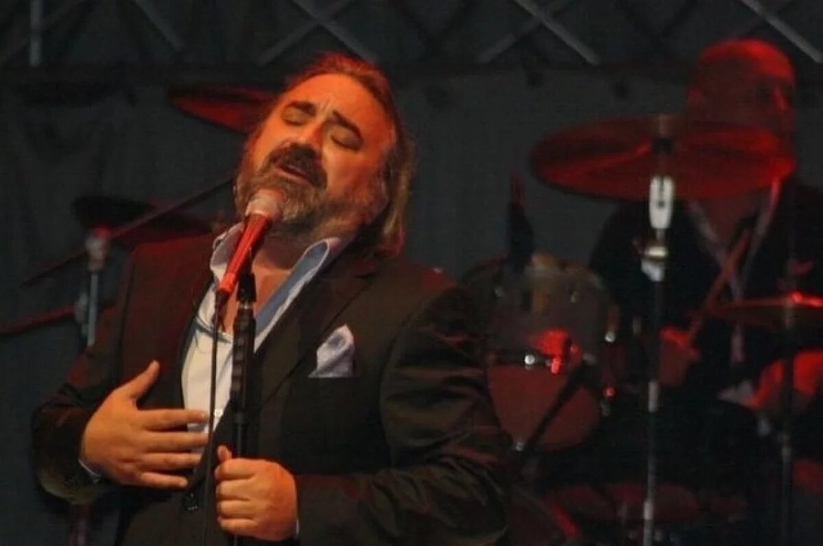    Известный турецкий певец Волкан Конак умер на сцене во время концерта