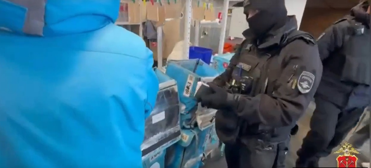 Скрин с видео полицейского рейда в Питере