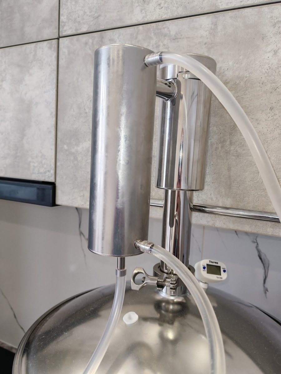 Холодильник в работе.