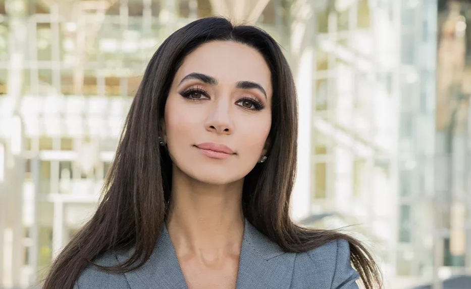 на фото Зара 