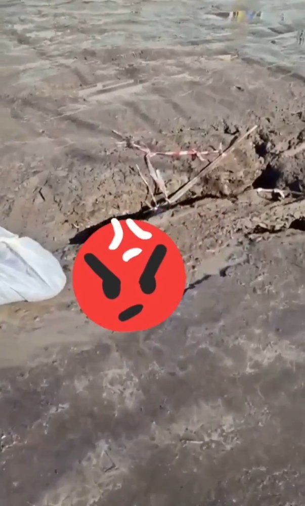    Сургутский провал: во дворе дома рядом со школой образовалась опасная яма