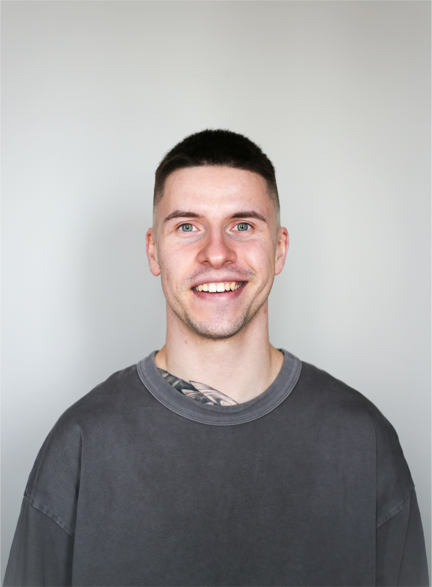 Дмитрий Белов  — продюсер экспертных залов и онлайн-сцены INSTADIUM, рекордсмен России и мира за наибольшее количество креативных идей для продвижения бизнеса и личных  брендов, за один час, создатель первого онлайн-турнира «Медиадвиж», наставник, предприниматель, стратег, эксперт компании Roistat, создатель журнала с обложками для экспертов, трендсеттер