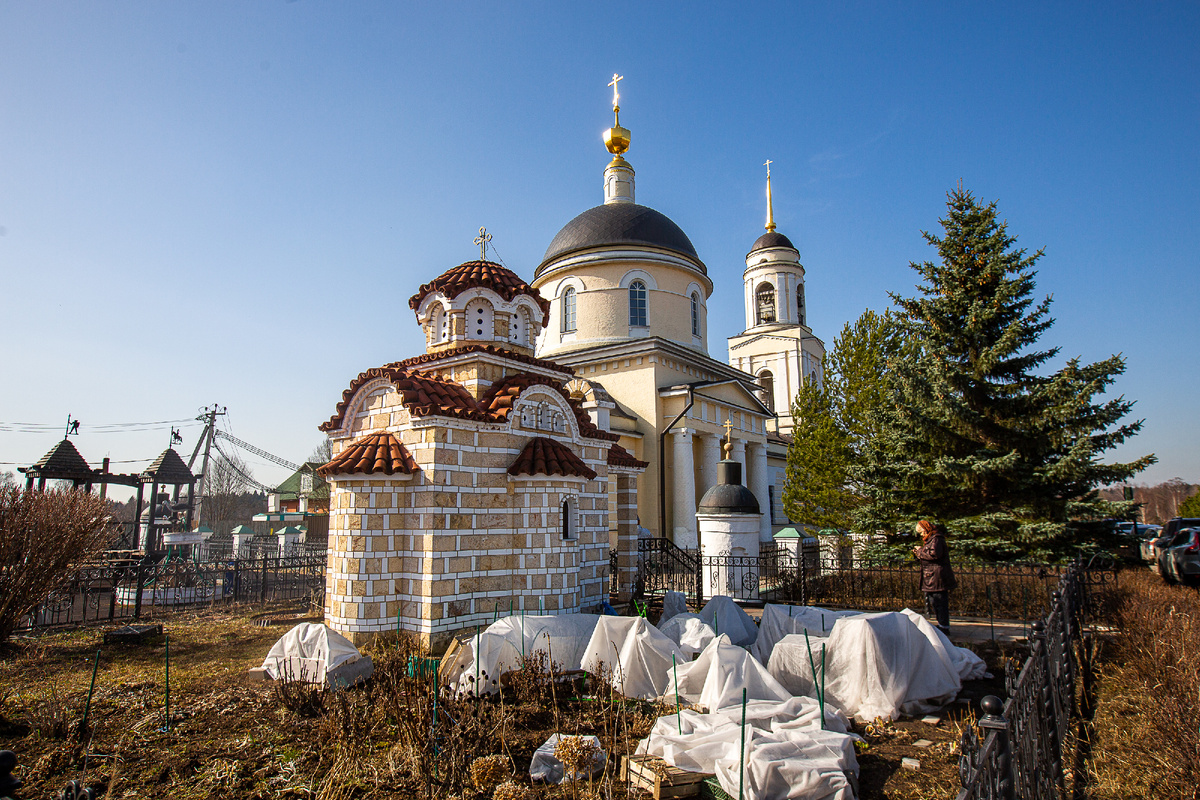 Спасо-Преображенская церковь и часовня Матроны Московской. Село Радонеж, Сергиево-Посадский городской округ. Московская область. Фото автора статьи