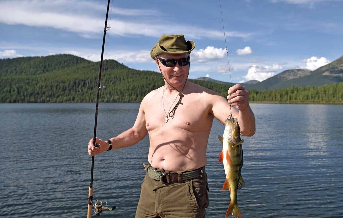 рыбалка без рубашки и с панамой на голове в августе 2017 года в горах Тывы.
Еще одна жемчужина — «парад» Путина с коляской вместе с друзьями-байкерами в Крыму в 2019 году. Слева — Александр Залдостанов, лидер дружественных «Ночных волков».