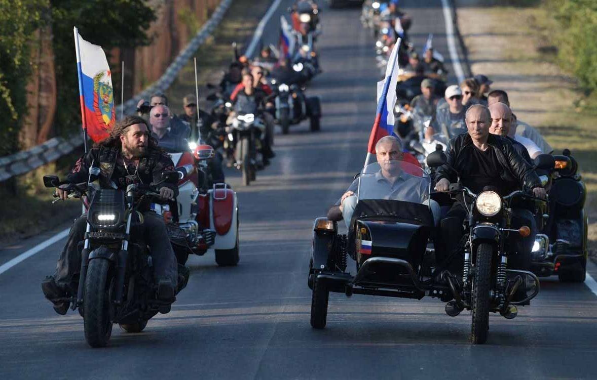 «парад» Путина с коляской вместе с друзьями-байкерами в Крыму в 2019 году. Слева — Александр Залдостанов, лидер дружественных «Ночных волков».
Кремлевский босс тренируется со сборной страны по дзюдо в 2019 году, так как он обожает татами. Его титулы в международных организациях этой дисциплины были аннулированы после вторжения в Украину.