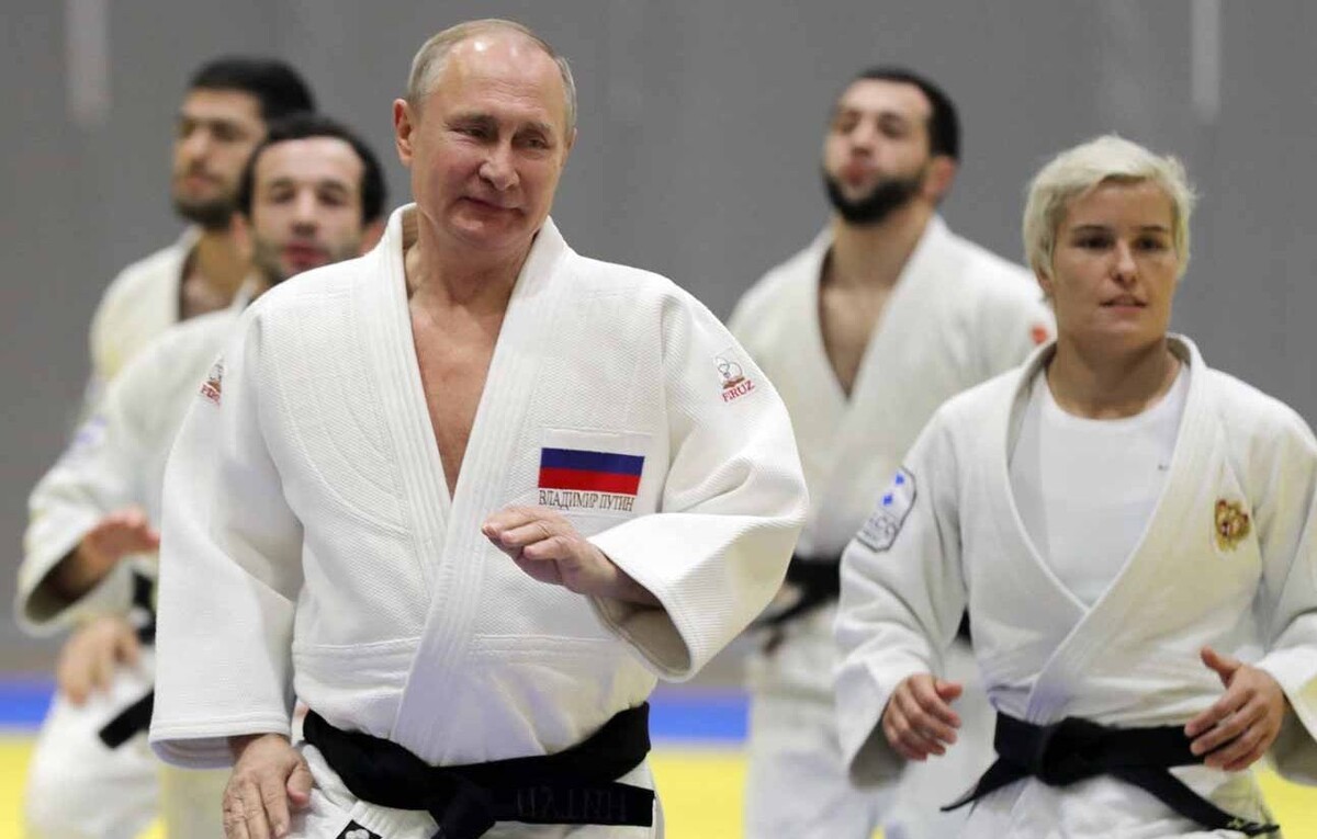 Кремлевский босс тренируется со сборной страны по дзюдо в 2019 году, так как он обожает татами. Его титулы в международных организациях этой дисциплины были аннулированы после вторжения