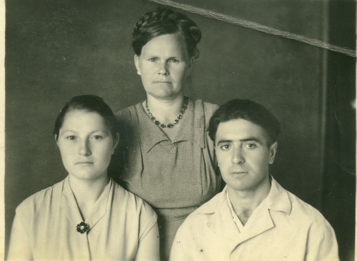 Моя бабушка Галя, ее мама Мотовилова (Чешуина) Анастасия Николаевна и мой дед Стародубов Алексей Иванович