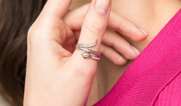 Кольца на большом пальце отвечают за энергию и силу воли. Фото © Instagram (признан экстремистской организацией и запрещён на территории Российской Федерации) / slavia.by