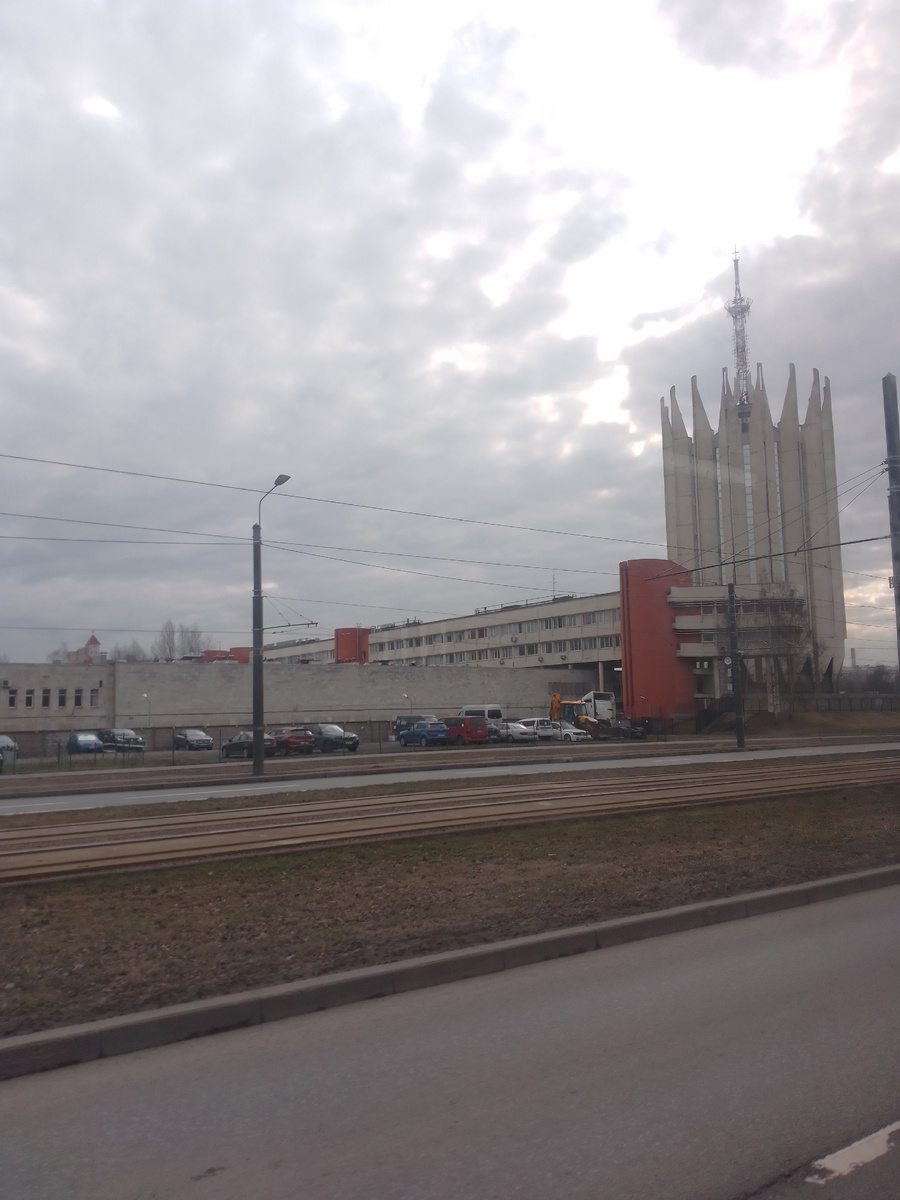 Так выглядит главный корпус ЦНИИ РТК со стороны Тихорцкгого проспека. Это здание с опорами полукруглой оконечносью и квадратными окнами мне что-то напоминает. 