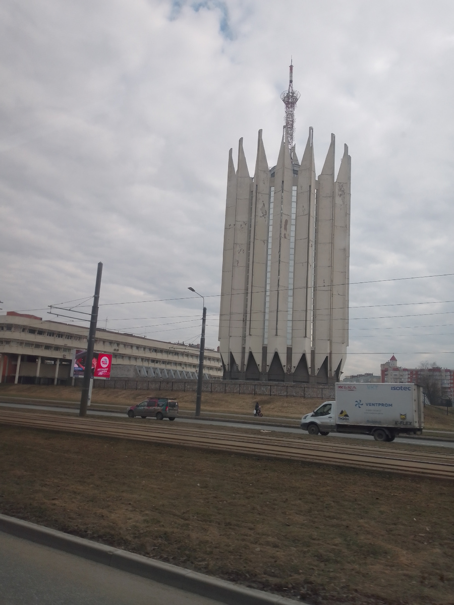 Главный корпус с опрами, в которых размещены кабинеты робототехников и кибернеиков на опрах и башня-лаборатрия. Весь этот комплекс можно считать достопримечательностью 
