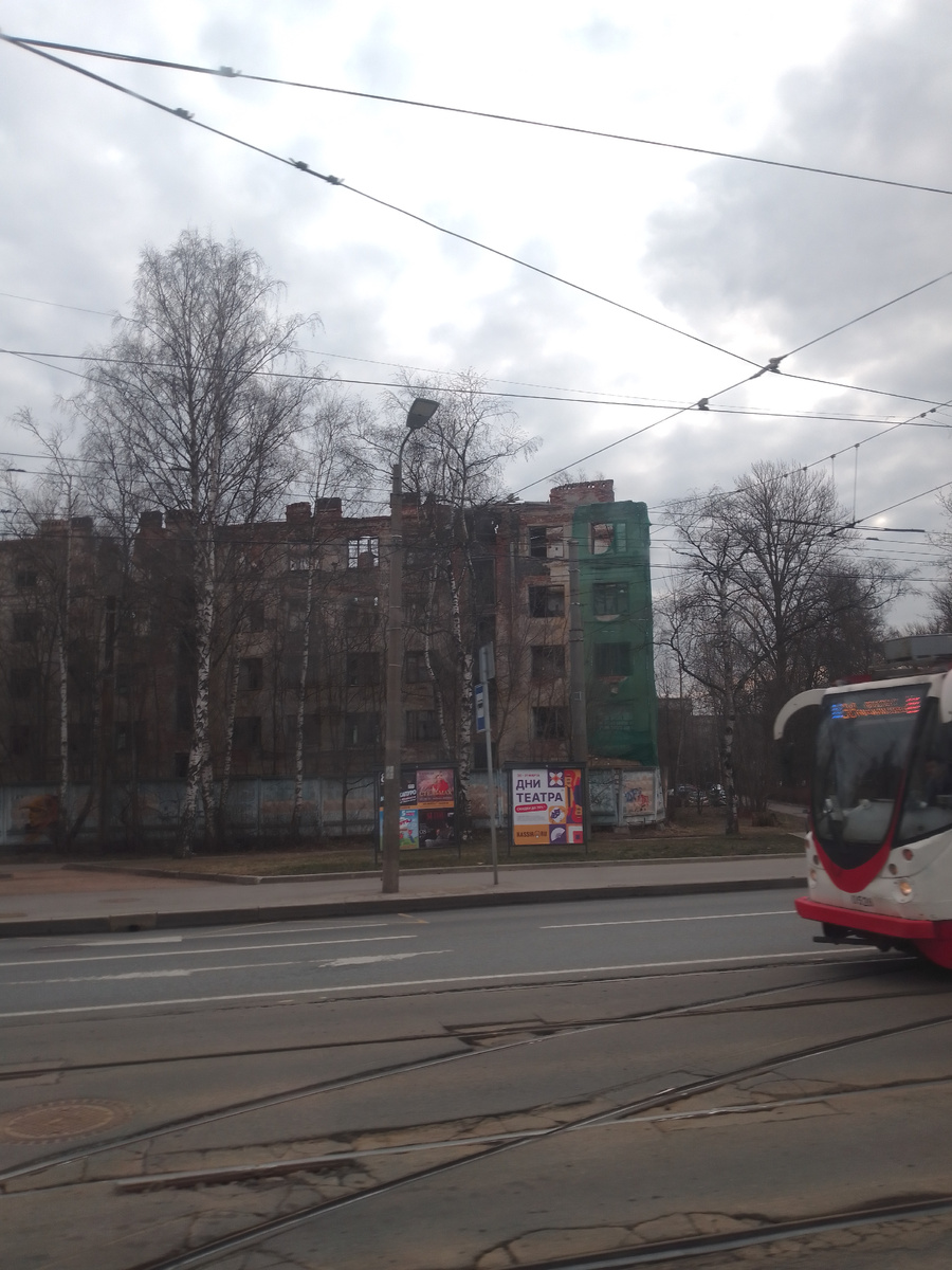 В таком виде без крыши это здание стоит уже много лет 