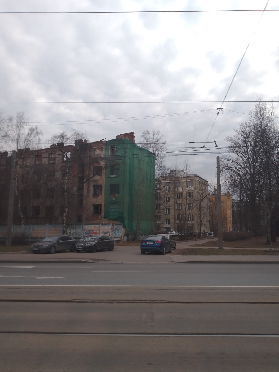 А в соседних зданиях люди живут. 