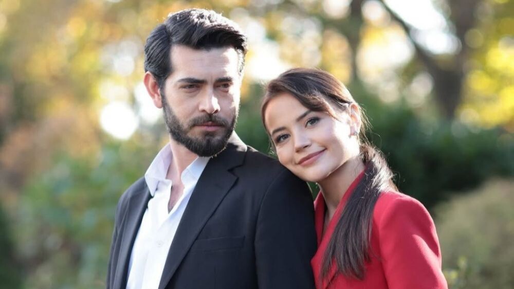 Барыш Бокташ и Ягмур Юксель в сериале «Кровавые цветы»