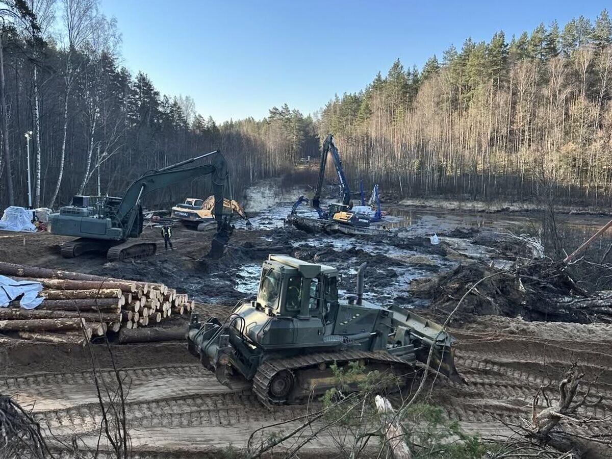    Операция по извлечению из болота американской бронированной ремонтно-эвакуационной машины М88 в Литве© Фото : Министерство национальной обороны Литвы