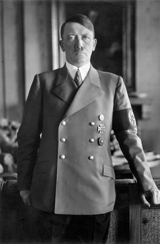 Лидер нацистской партии Адольф Гитлер.
