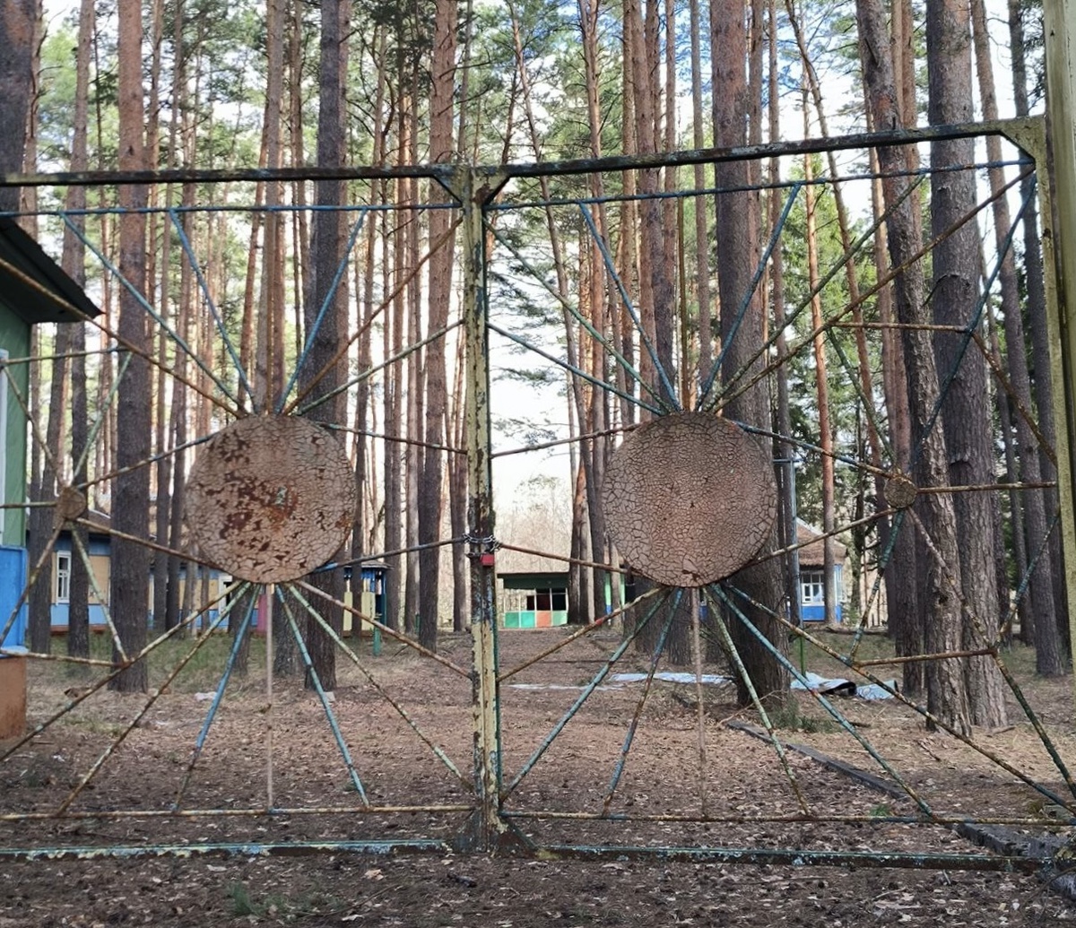 Решила, что фото заброшенного детского лагеря очень подходят к моей теме 