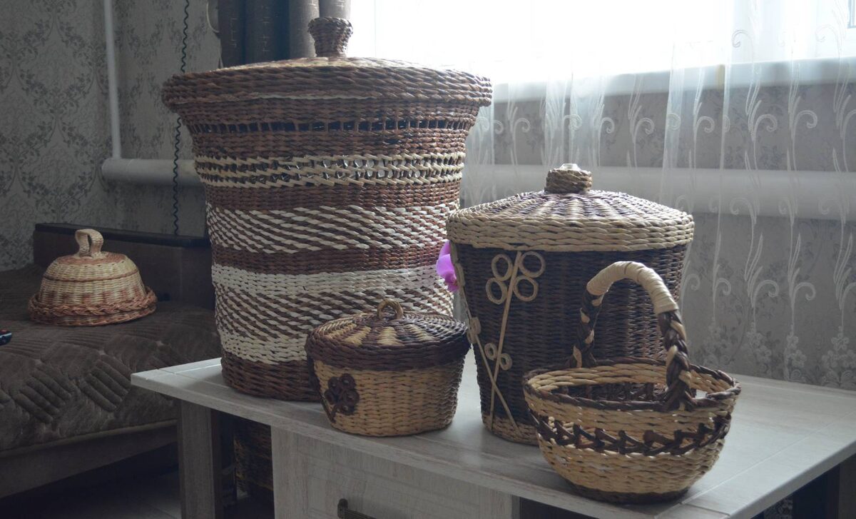 Многие поделки Натальи Белоусовой стали частью 
интерьера её дома: корзина для грязного белья, сундук для мелких вещей, 
хлебница, ваза для фруктов, кашпо для цветов и урна для мусора — 
всё выполнено в технике бумажного плетения