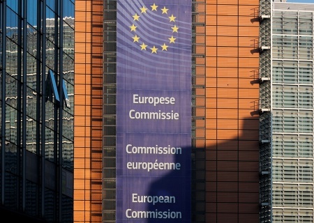    Еврокомиссия готовит ответные торговые меры против США, включая закрытие рынка для американских товаров
