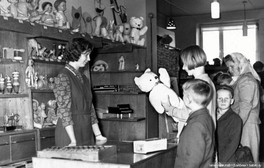 В магазине игрушек советского времени /фото с сайта https://babiki.ru/blog/detstvo/