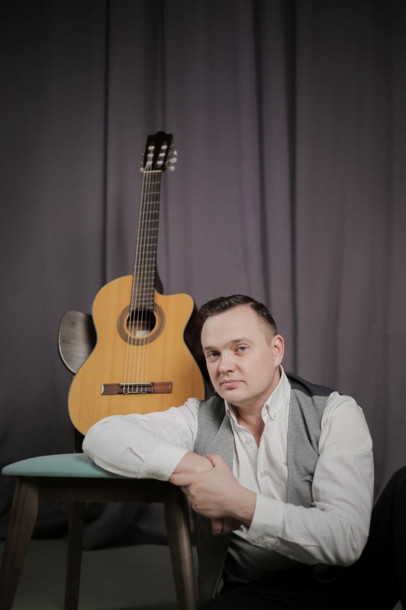 Александр Шабольников, автор курса по для начинающих гитаристов "Научись играть 10 песен за месяц", музыкант мультиинструменталист, руководитель студии "Маэстро"