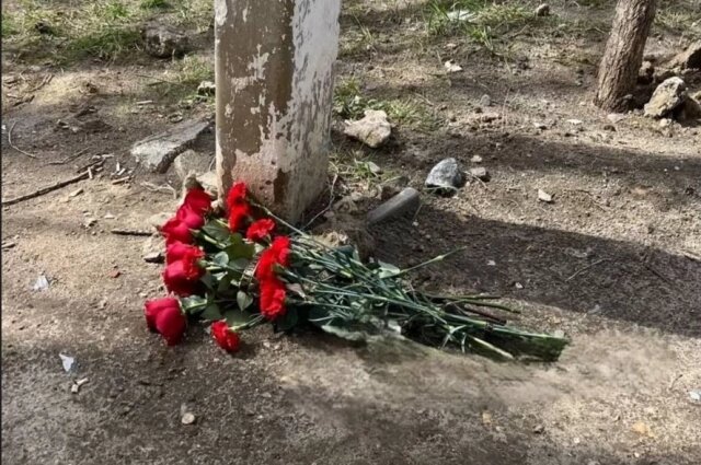    К месту трагедии волгоградцы несут цветы. Фото: Telegram/ Тут Волгоград