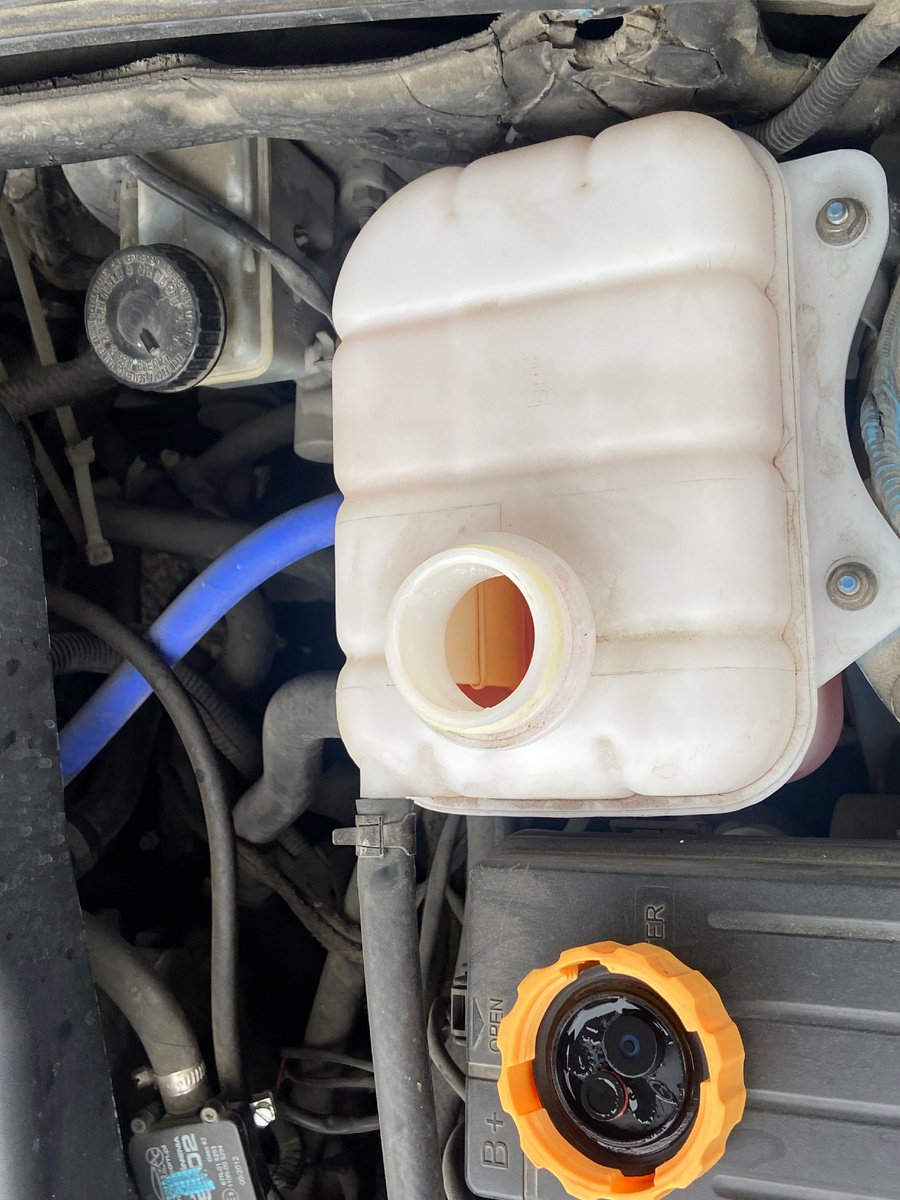 Охлаждающая жидкость, известная как антифриз, является важнейшим элементом системы охлаждения двигателя. Со временем она может утрачивать свои свойства, что приводит к перегреву мотора, коррозии деталей и другим серьёзным проблемам.