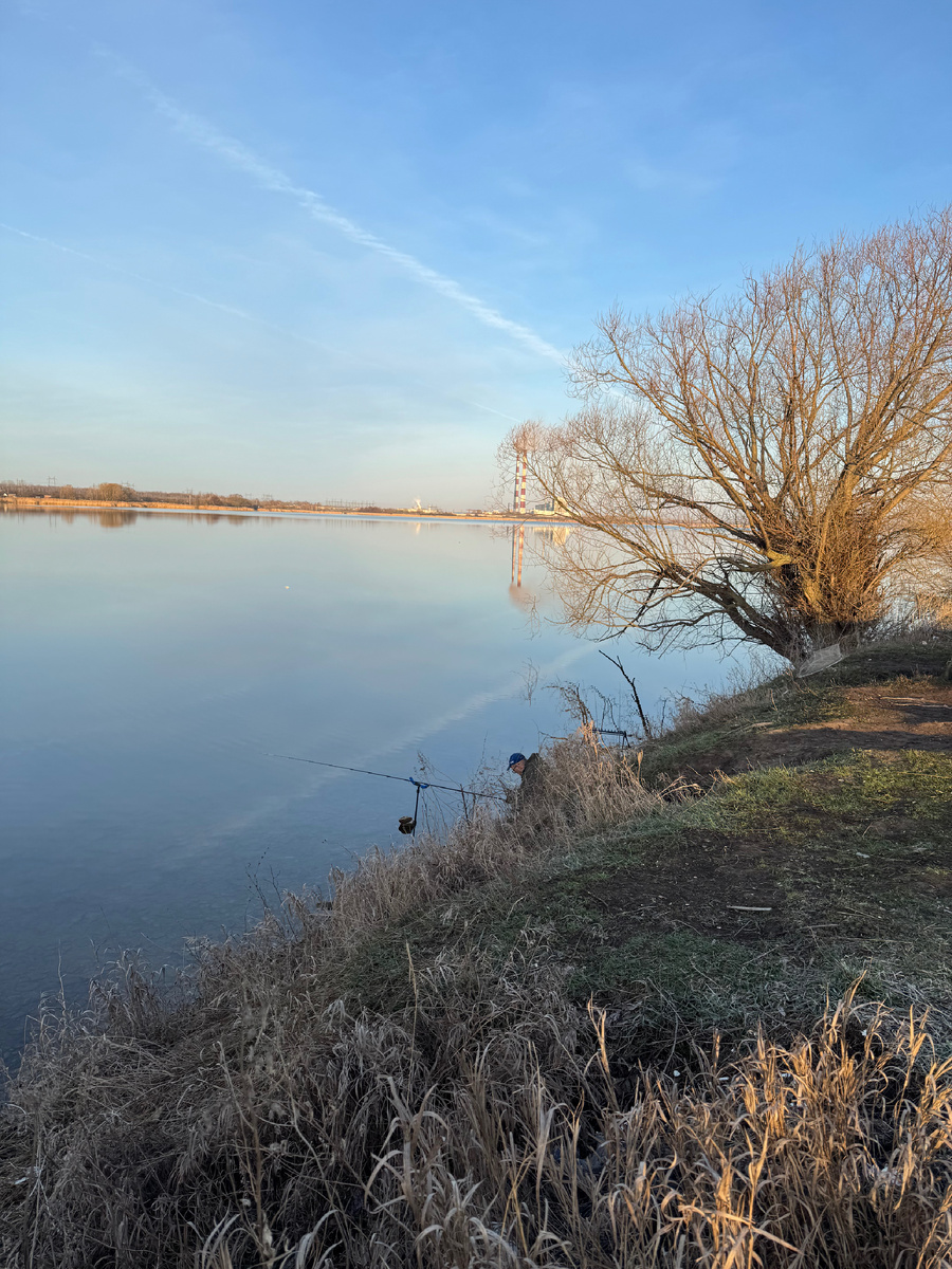 Рыбак сосредоточен на удочках 