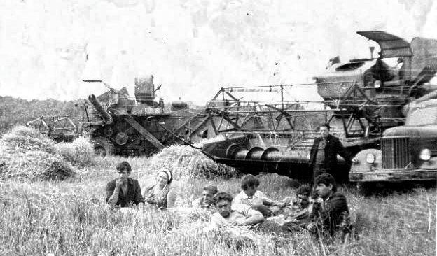 Комбайнёры моего бывшего совхоза "Дмитрогорский" (это в тогдашней Калининской области) в поле. Начало 1970-ых. Фото из личного архива автора.