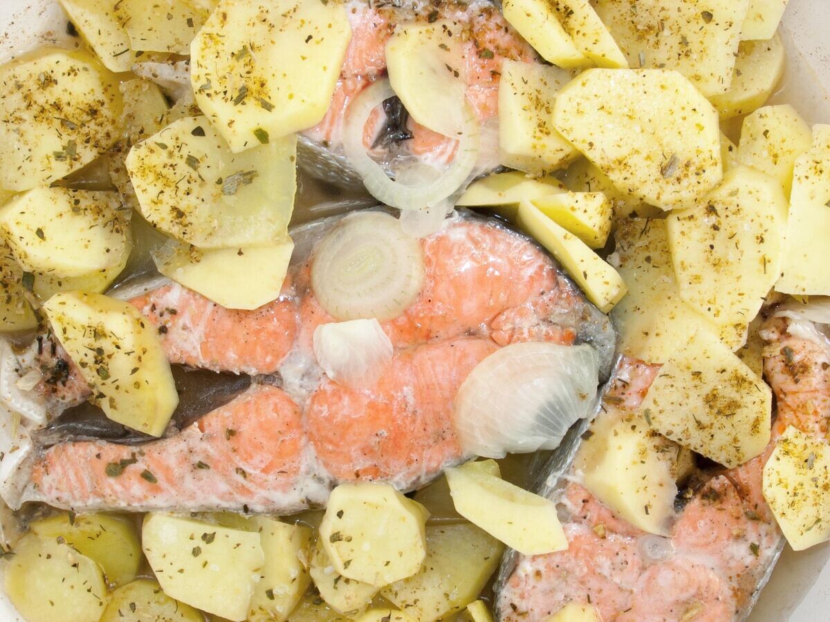    Красная рыба, запеченная в фольге, с картофелем© Getty Images / Mixa75