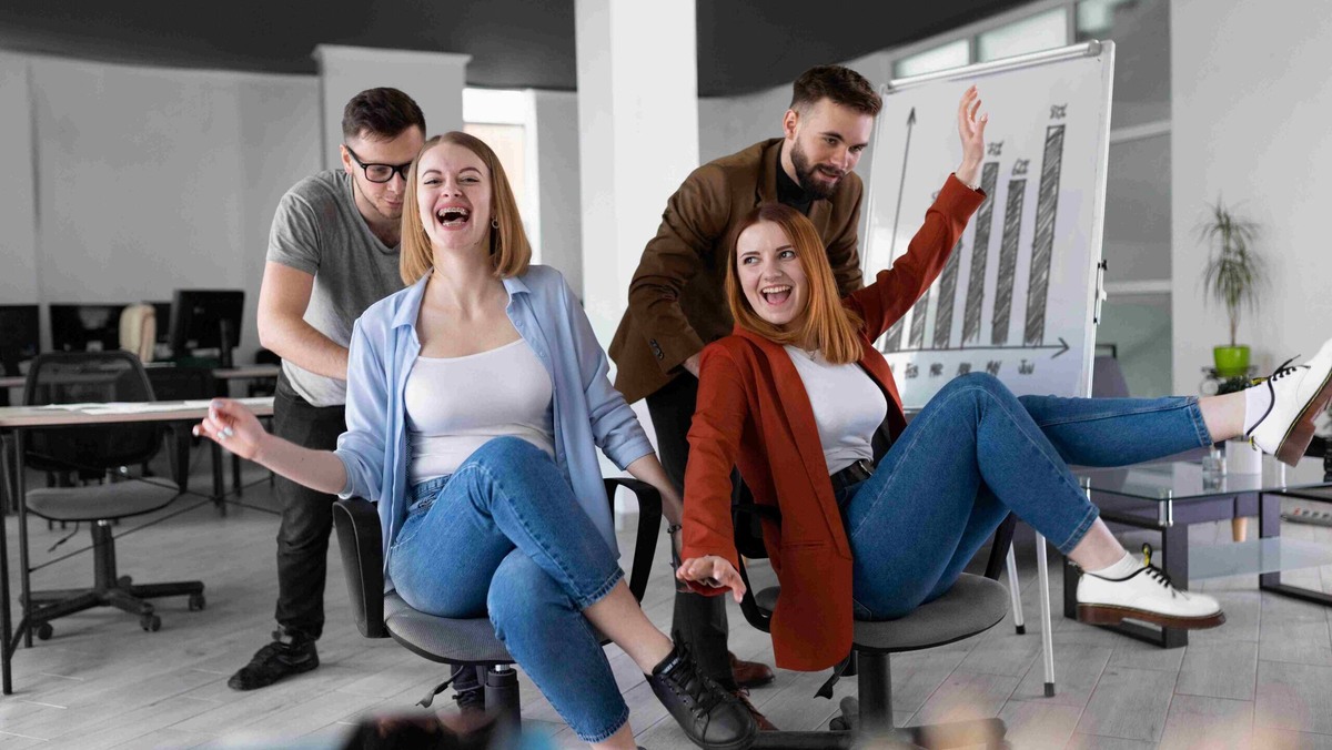    Пошутить на 1 апреля в офисе можно разными способами. Главное – не разозлить начальника. Фото: Freepik