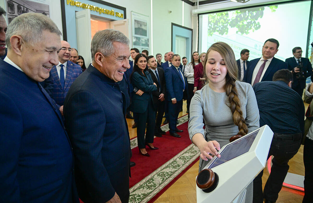 Рустаму Минниханову показали, как на практике применяется искусственный интеллект и в каком направлении можно выстроить работуФото: rais.tatarstan.ru