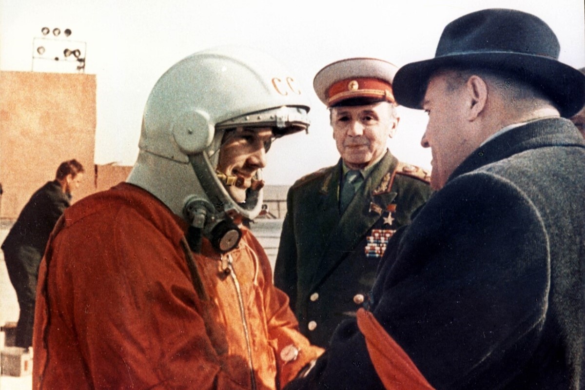 Гагарин перед запуском «Востока-1» с маршалом Советского Союза Кириллом Москаленко и конструктором Сергеем Королевым. Источник: РГАНТД📷
