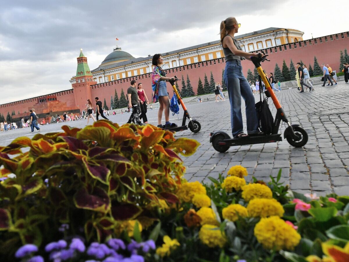    Люди гуляют и катаются на электросамокатах на Красной площади в Москве© РИА Новости / Михаил Воскресенский