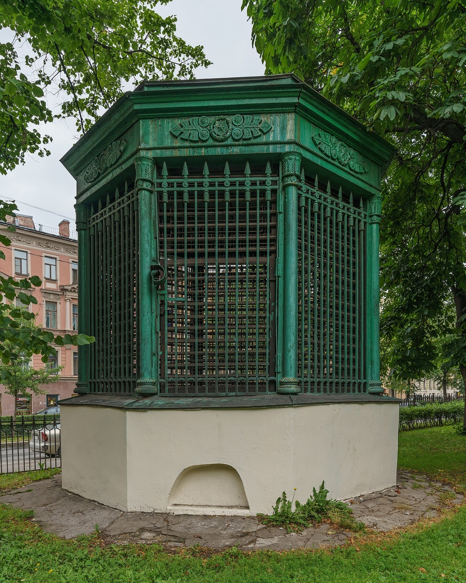    Видели когда-нибудь такие строения на улице? Это и есть вентшахты, через которые поступает воздух в метро.Wikipedia