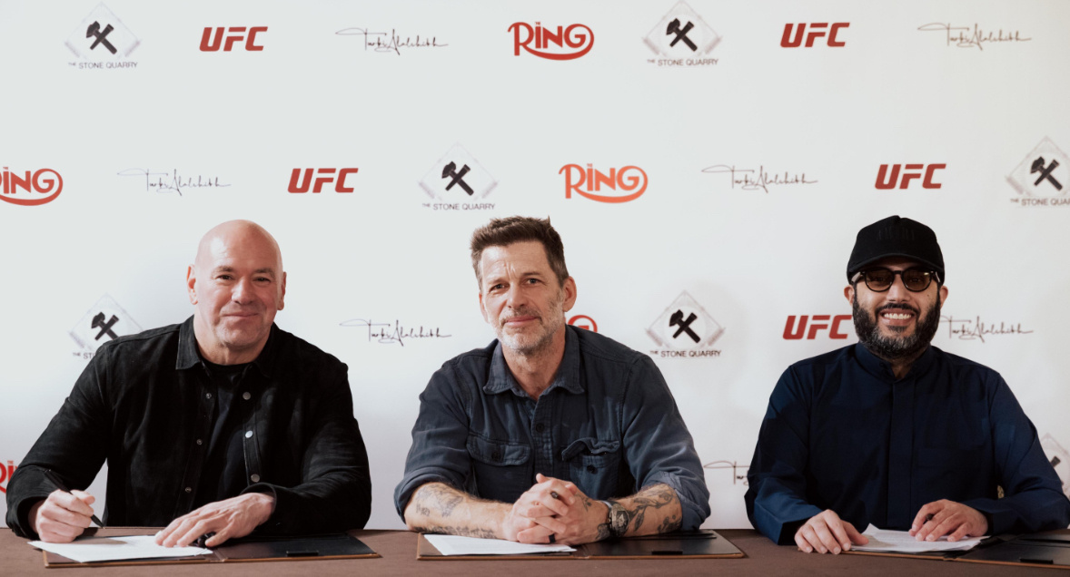 Слева направо: генеральный директор UFC Дана Уайт, Зак Снайдер и Турки Алалших