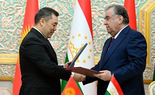 Садыр Жапаров (слева) и Эмомали Рахмон. Фото пресс-службы президента Кыргызстана
